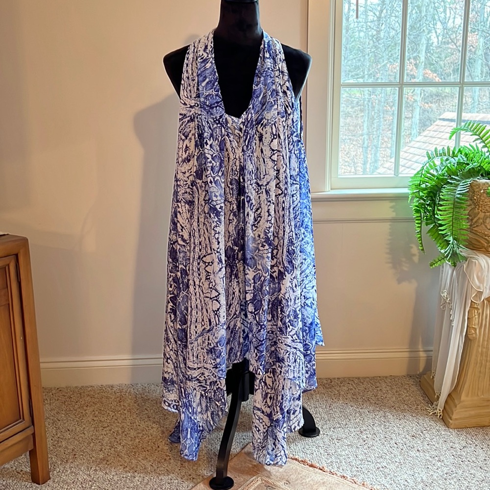 Flowy Ark & Co. Blue and white hi-lo dress. Sz M. Sheer layered fabric, w/belt.